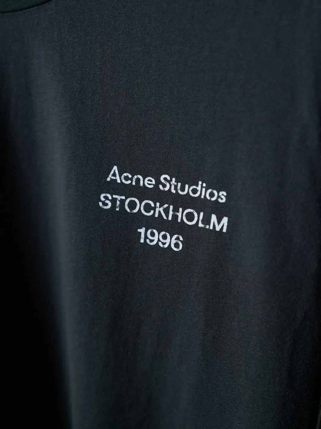 [Real product hanging] Acne Studios logo printed long sleeves (women's style) [In Stock] S M L custom-made cloud wadding smooth linen cotton material, smooth drape, delicate and breathable. A charcoal-toned stone-ground gray pavement base creates a hazy texture that creates a high-end feel. The soft dark tones interpret the elegance of the Nordic atmosphere. The Acne Studios logo pattern serves as a restrained footnote, and the restrained and compact format is hidden in a corner of the chest, highlighting the brand's charm. The soft dropped shoulders modify the shoulder shape, the short hem falls precisely on the waistline, the extended dropped sleeves add a casual atmosphere, and the relaxed cut creates a casual silhouette. The blank design uses simplicity to control complexity, quality wins quantity, and fully demonstrates taste. 1 Glue printing uses glue liquid paint to print patterns on fabrics, and bakes the fabric to fix the printed patterns. 2. Gradient distressed spray paint. By spraying dyes of different colors on the surface of the fabric, the clothes can show rich color changes under different lights and increase the visual layering. 3. Positioning and wear-and-tear. Many places on the garment body are regularly positioned and worn manually. Manual brush marks are added to add texture and depth to the surface of the clothing to imitate the texture of natural wear and tear. 4. Enzyme washing treatment: The fabrics have been fermented and washed to give them a better feel and texture. They are not easy to deform, shrink or fade. They maintain long-term beauty and fit.